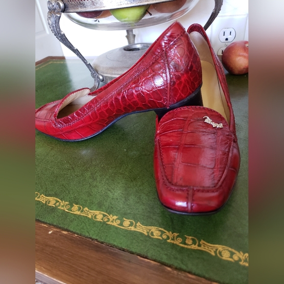 NWOT  Brunomagli ruby red crocodile pumps - Picture 2 of 15